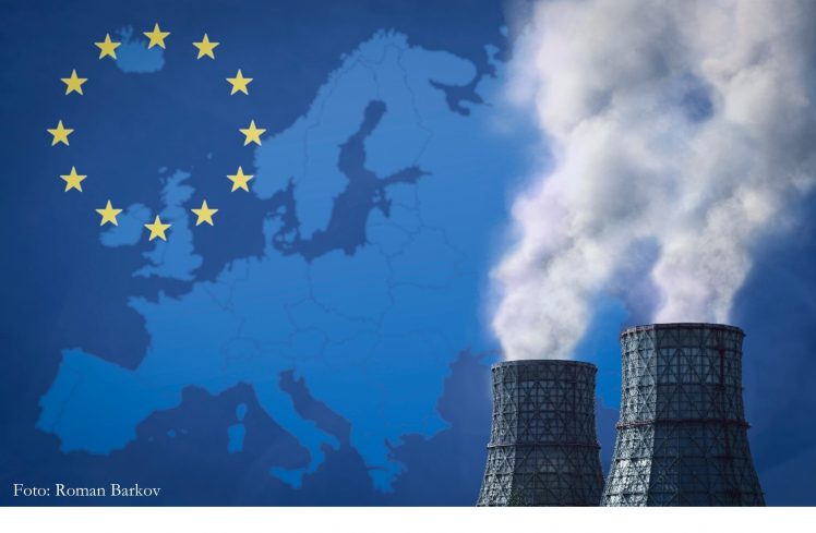 Bild på två skorstenar som det kommer rök ur. Bakgrunden är en karta på EU.