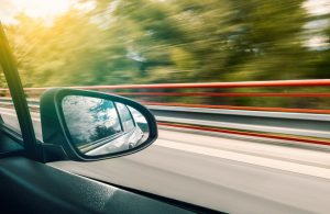 Bild på en backspegel från en bil.