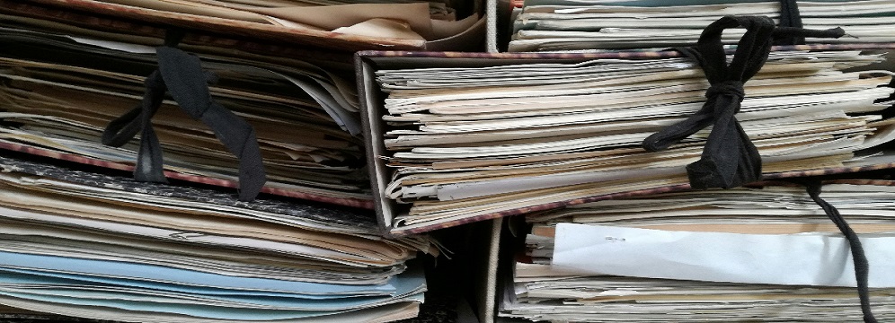 Bild på arkivmappar i travar.