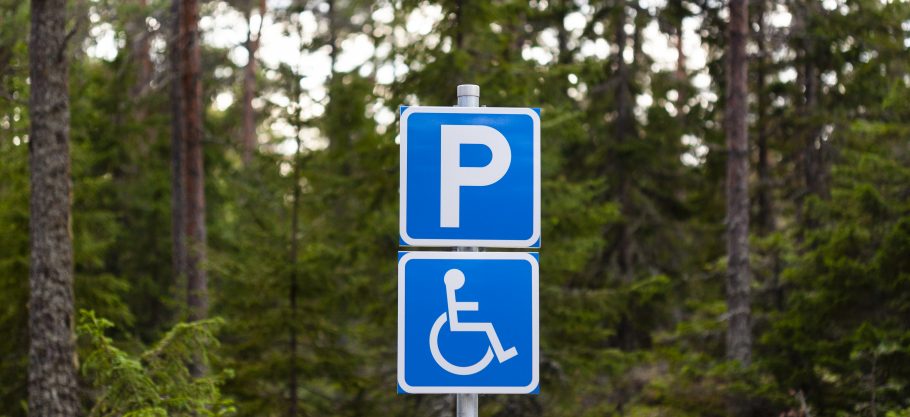 Bild på en parkeringsskylt för funktionsnedsatta